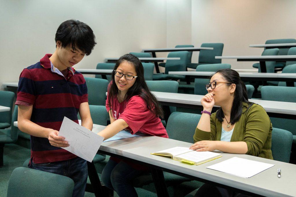 365亚洲版的学生在暑期研究项目中研究网络安全背后的数学原理.