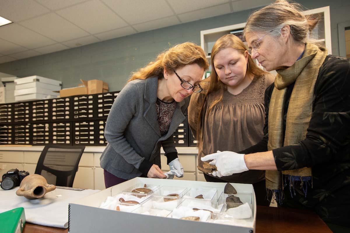 苏珊·史蒂文斯, 古典学教授, 萨拉·普里姆，20岁, 和安德里亚·坎贝尔, 艺术史教授, 在新的古代收藏室工作.