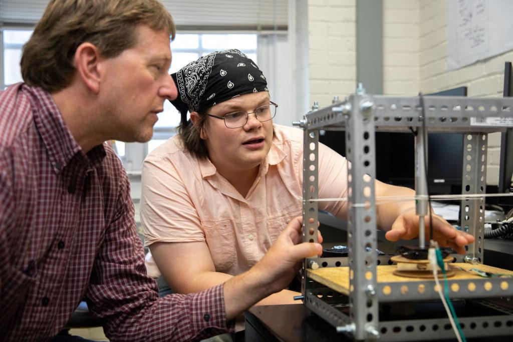 物理学和工程学教授彼得·谢尔登正在和一名学生一起做一个项目.