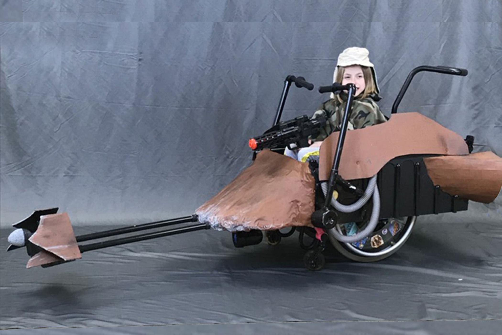 这位年轻的莱娅公主对兰多夫学院SPS定制的恩多超速摩托车轮椅万圣节服装感到兴奋不已.