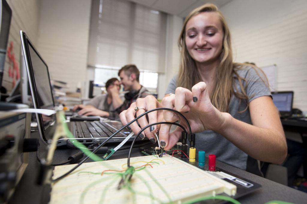 学生在她的暑期研究项目中连接传感器配置.