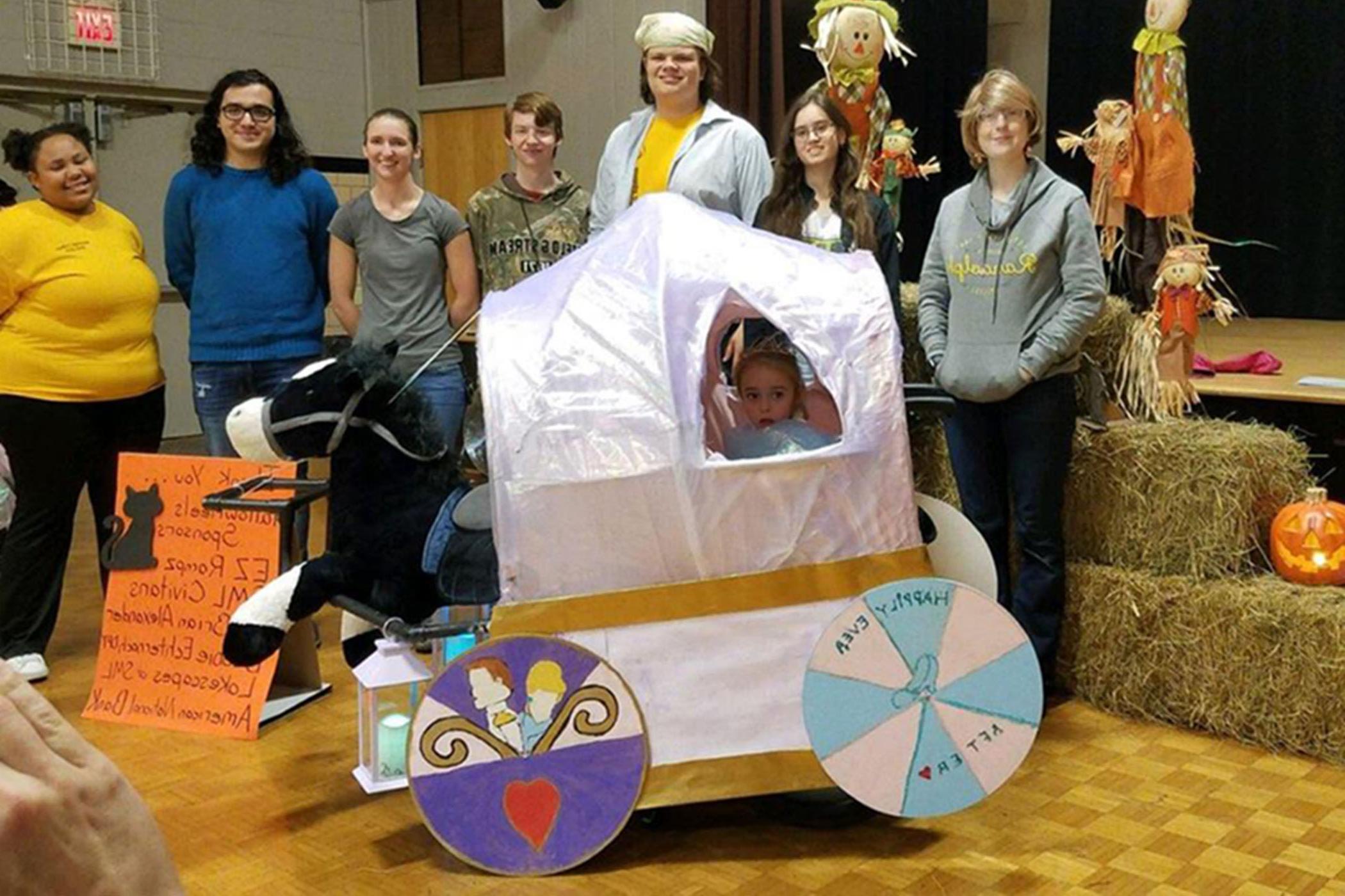 兰多帕克大学的学生们为当地的一个女孩制作了一套灰姑娘主题的轮椅万圣节服装.